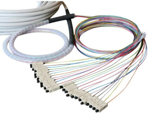 Assemblages de câbles en fibre optique plastique